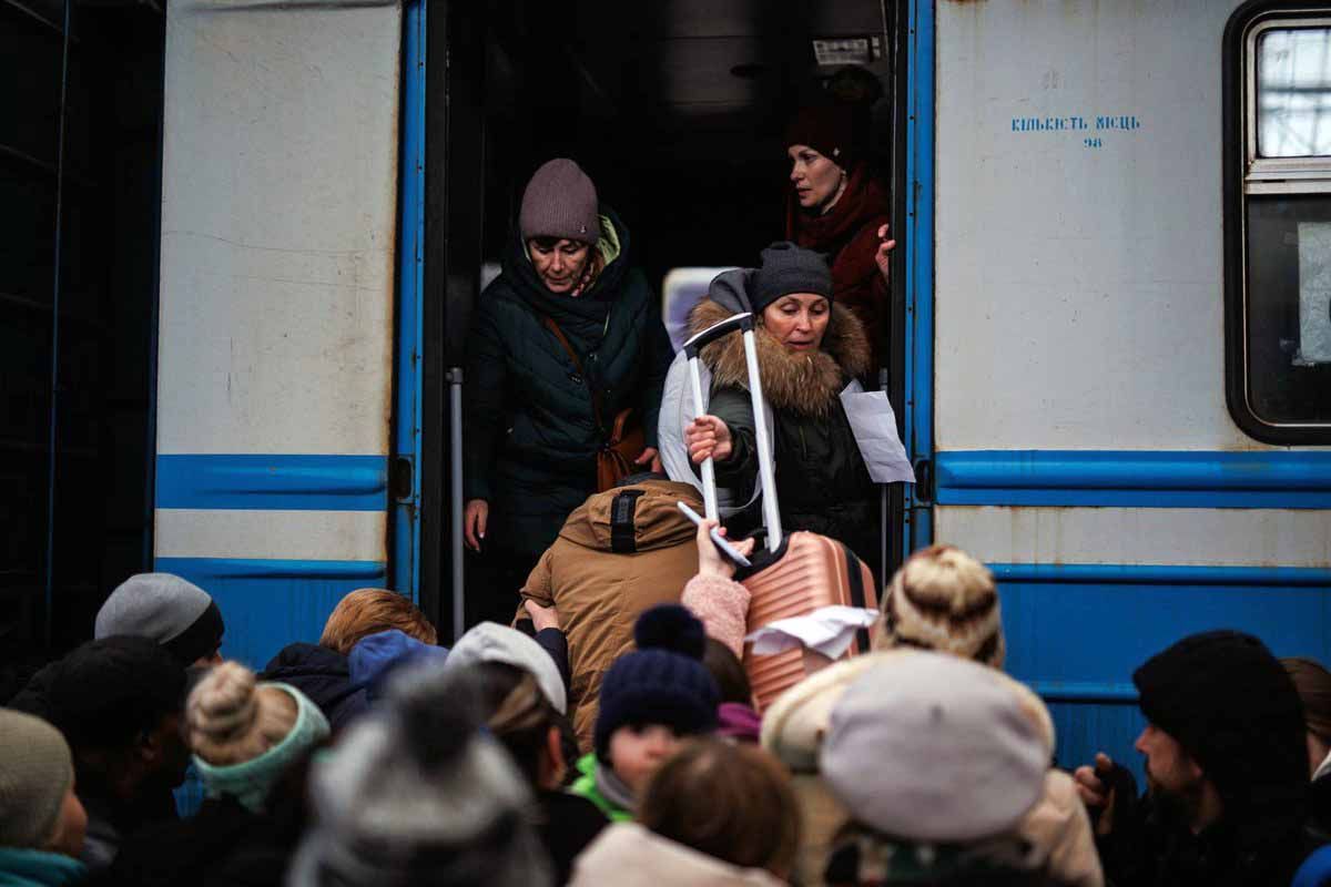 Varias personas suben al tren a 4 de marzo de 2022 en la estación de tren de Lviv (Ucrania) / Foto: EP