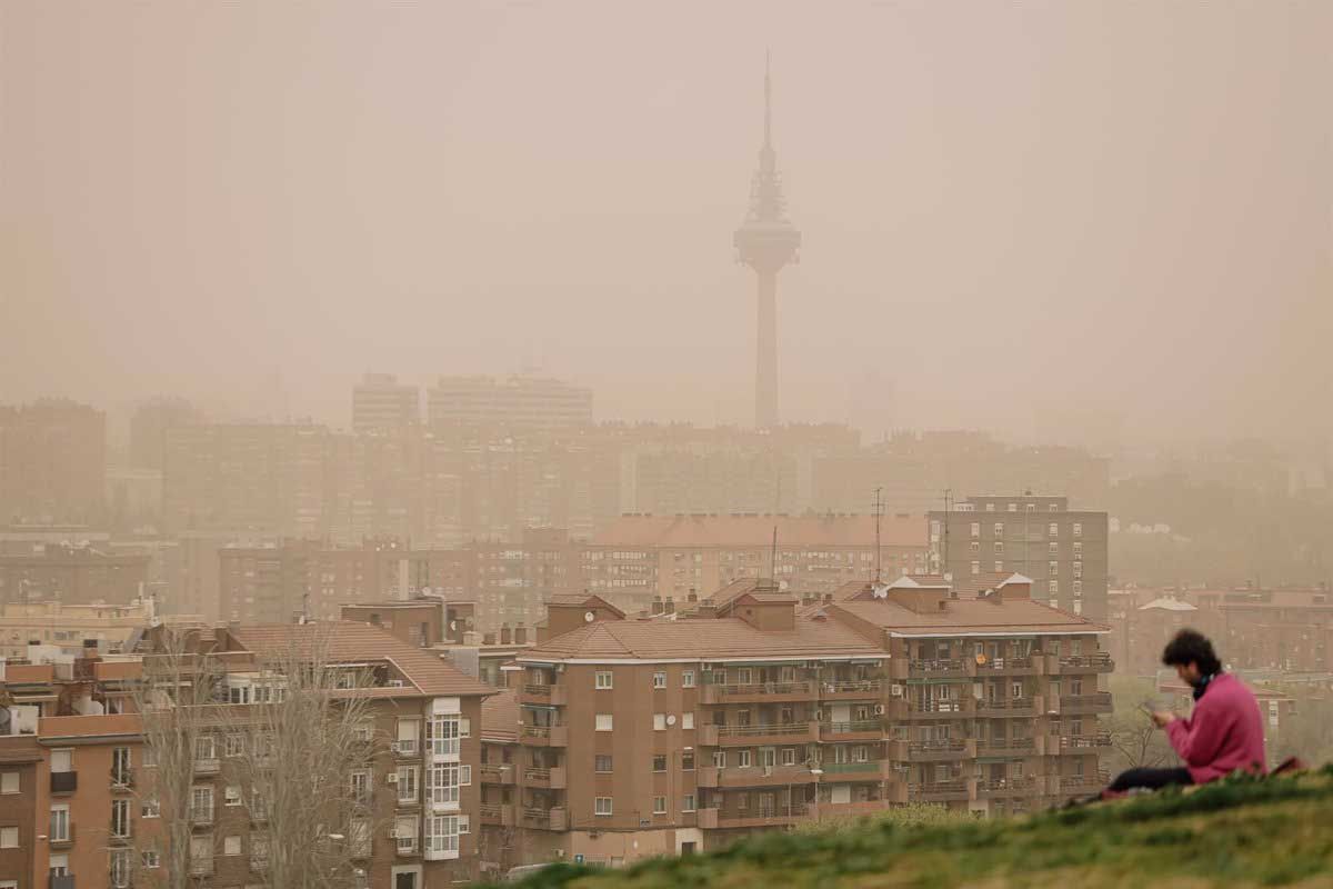 Una mujer observa la calima desde el mirador del Cerrro del Tío Pío, a 15 de marzo de 2022, en Madrid (España) / Foto: EP