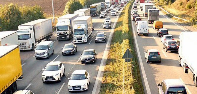 Retención en una autopista llena de camiones / Foto: Monika P.