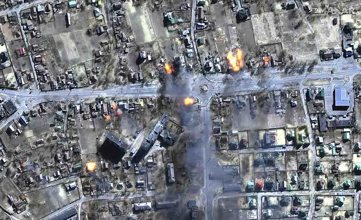 Casas en llamas en una zona residencial al oeste de Chernígov el 16 de marzo de 2022 / Imagen: Satellite image ©2022 Maxar Technologies Casas en llamas en una zona residencial al oeste de Chernígov el 16 de marzo de 2022 / Imagen: Satellite image ©2022 Maxar Technologies