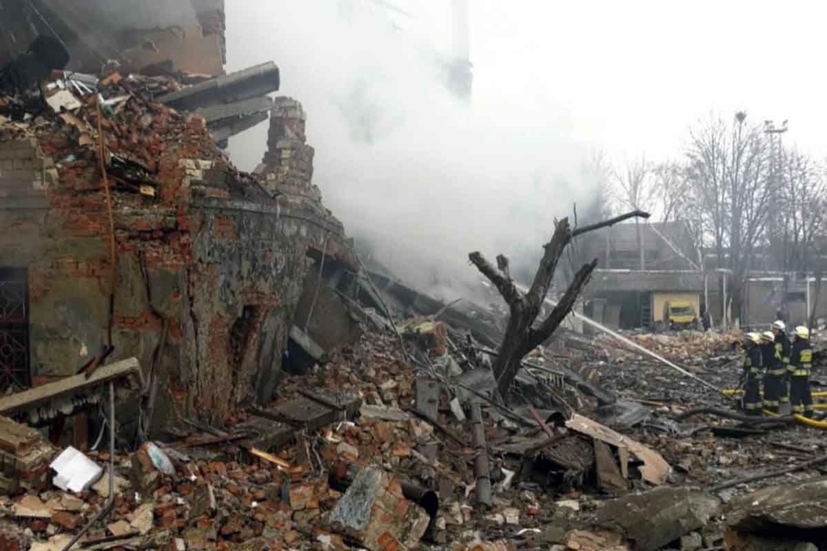 Bomberos ucranianos apagando un fuego originado tras un bombardeo de Rusia / Foto: EP