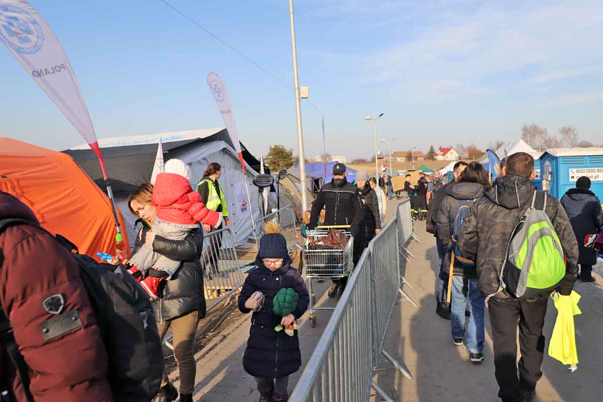 Una familia de refugiados de Ucrania pasa desde Ucrania el paso de frontera en Medyca, Polonia / Foto: FFM - EA