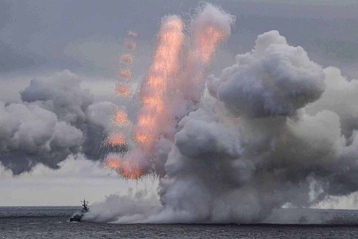 Un buque de guerra ruso participa en unas pruebas de lanzamiento de misiles con capacidad nuclear Kinzhal y Kalibr en aguas del mar Negro cerca de la península de Crimea / Foto: EP