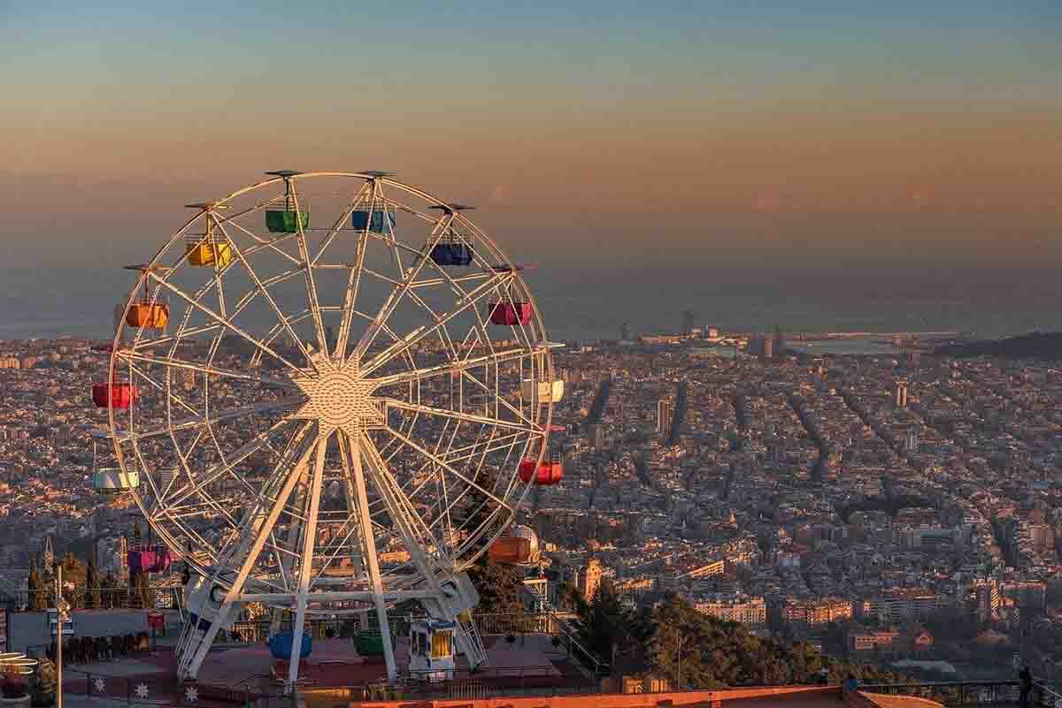 Vistas de la contaminación del aire en Barcelona desde el parque de atracciones en el Tibidabo / Foto: EP