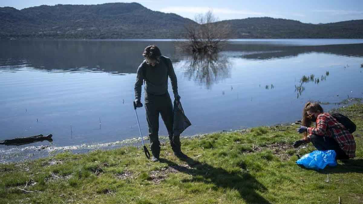 Voluntario/a del Proyecto Libera retiran 'basuraleza' de entornos fluviales / Foto: Proyecto Libera