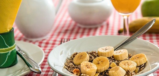 Cuenco de cereales y jugo de naranja / Foto: Steve P. 