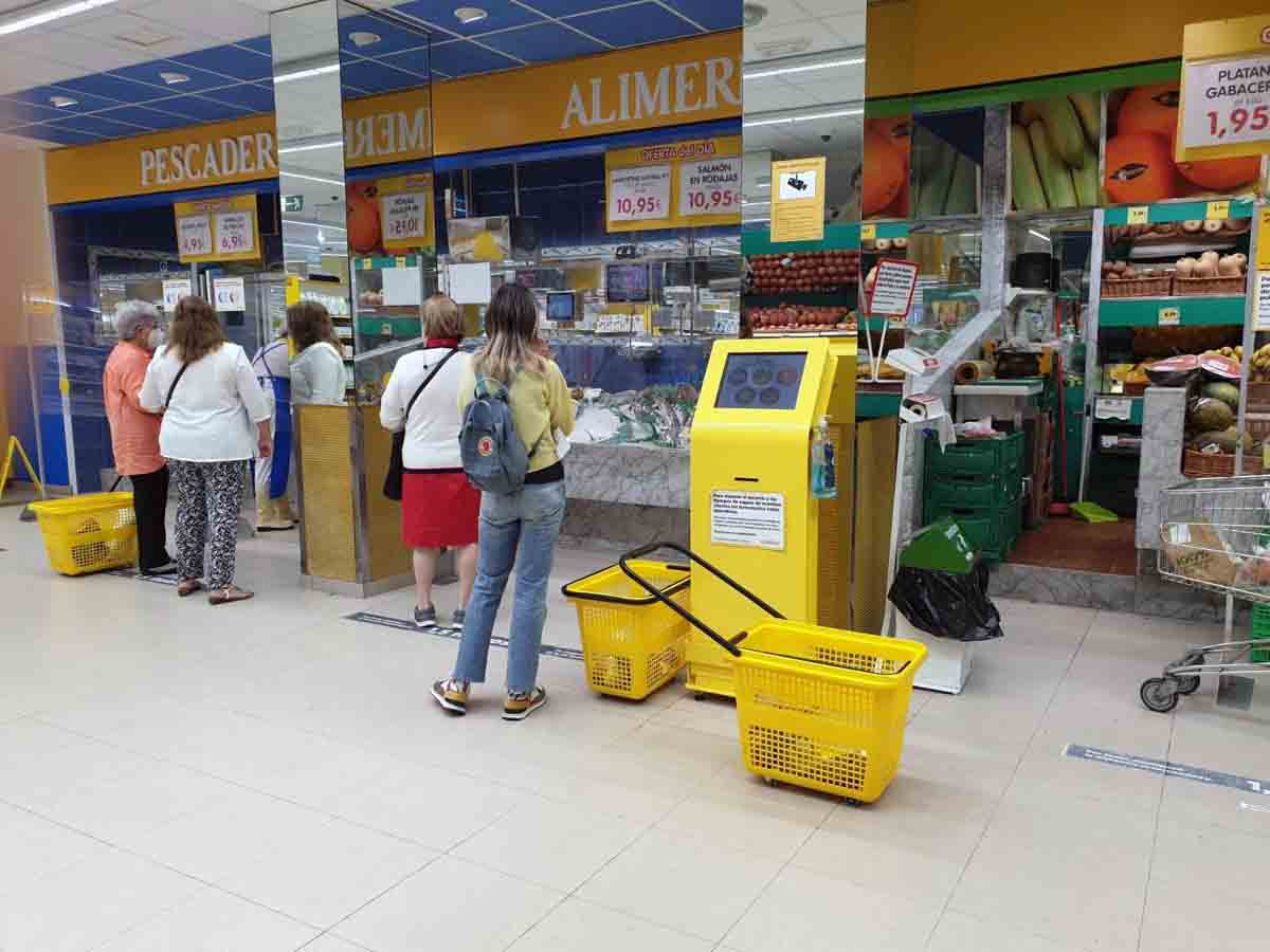Gente comprando en un supermercado de Oviedo. El IPC se dispara en marzo / Foto: EP