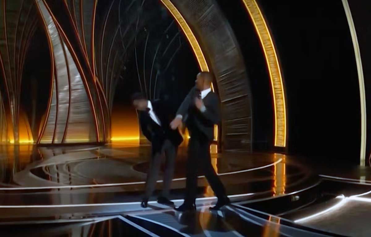Will Smith agrediendo a Chris Rock durante la ceremonia de entrega de los Oscar de 2022 / Imagen: The Conversation