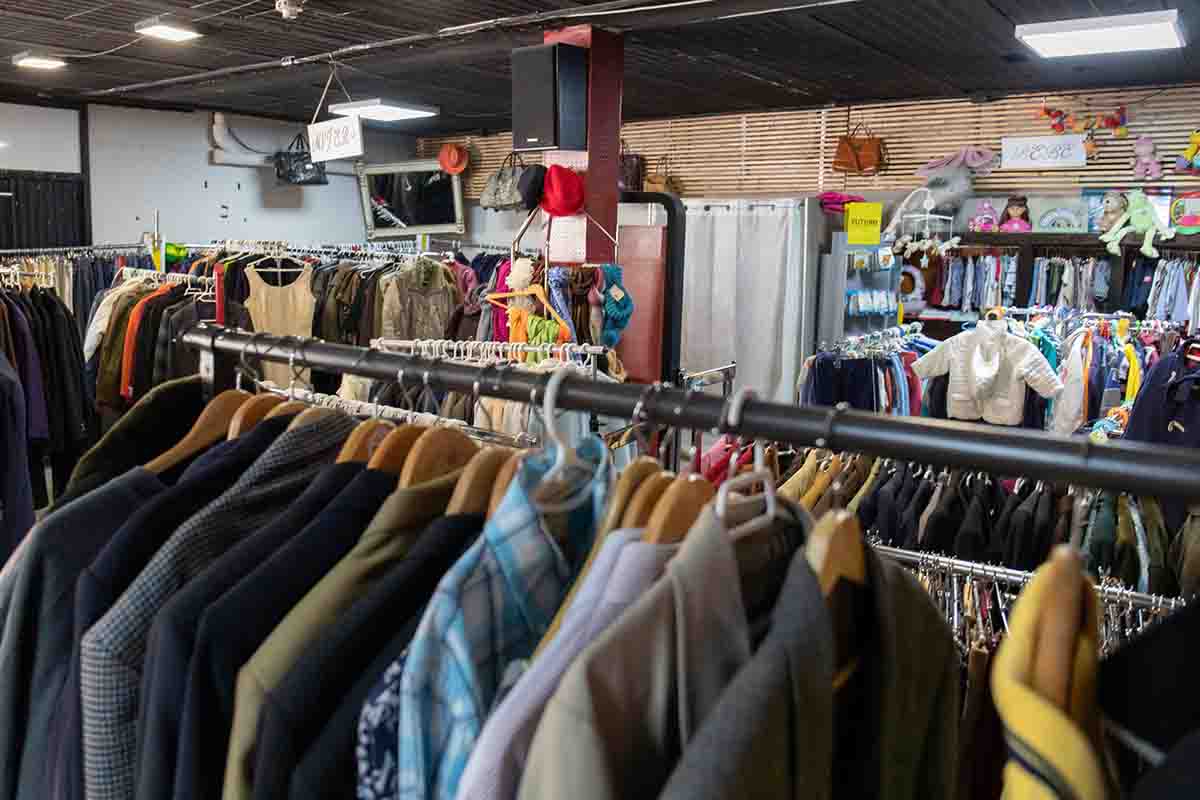 Mercado de ropa de segunda mano de la Asociación RETO, a 10 de marzo de 2022, en Collado Villalba, Madrid (España) / Foto: EP