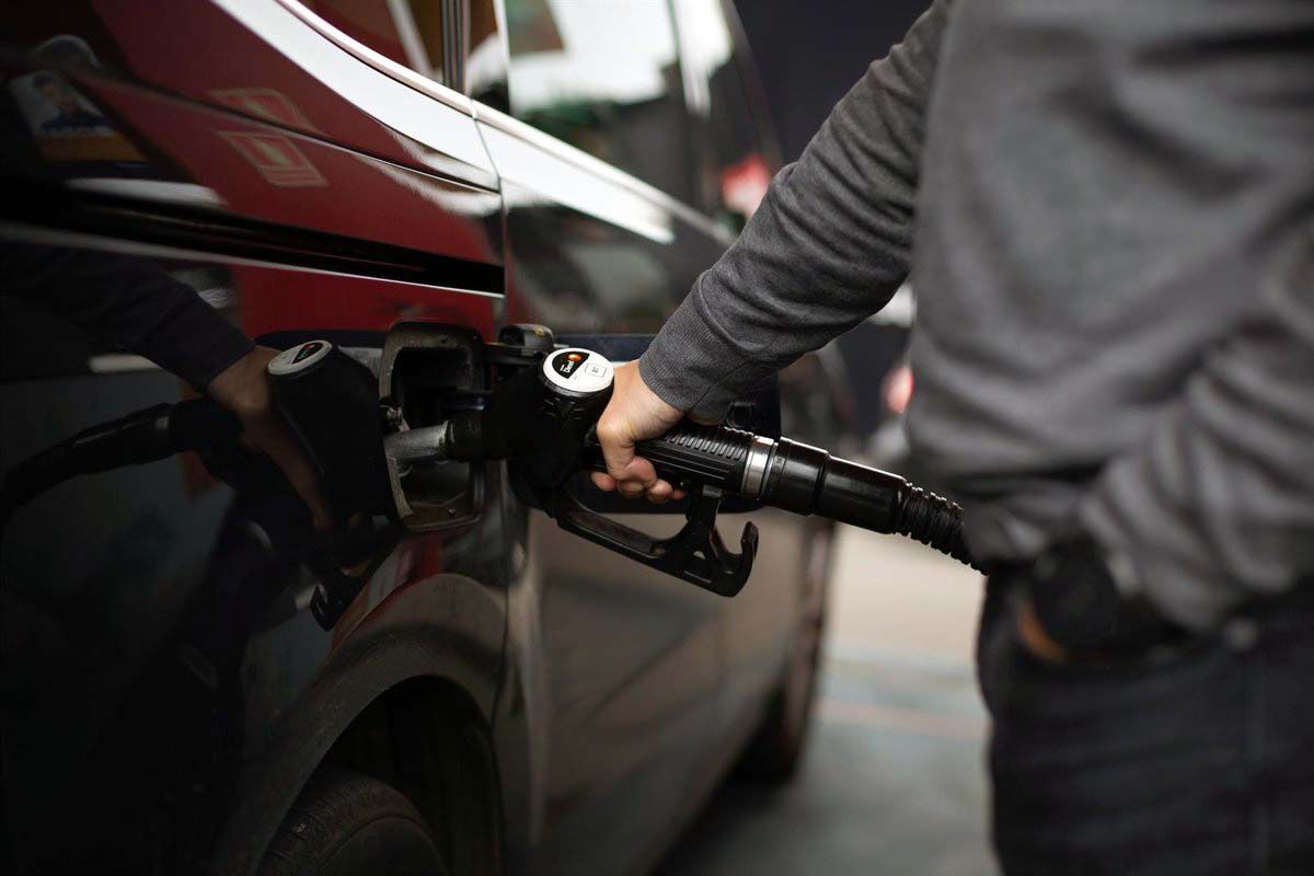 Una persona reposta gasolina en una gasolinera de Barcelona, a 11 de marzo de 2022, en Barcelona, Cataluña (España) / Foto: EP