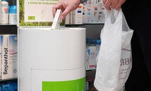 Un usuario deposita restos de medicinas en un contenedor especial / Foto: SIGRE