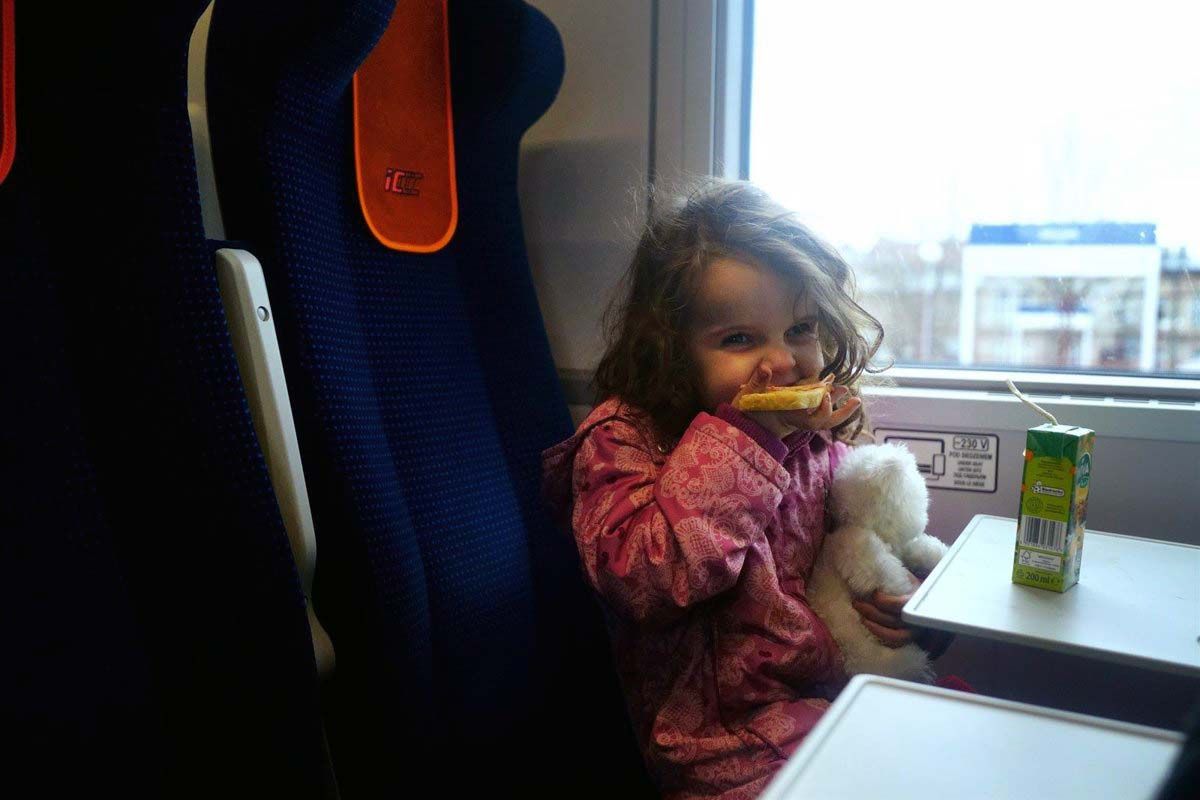 Una niña ucraniana refugiada llega a Przemysl, en Polonia / Foto: EP
