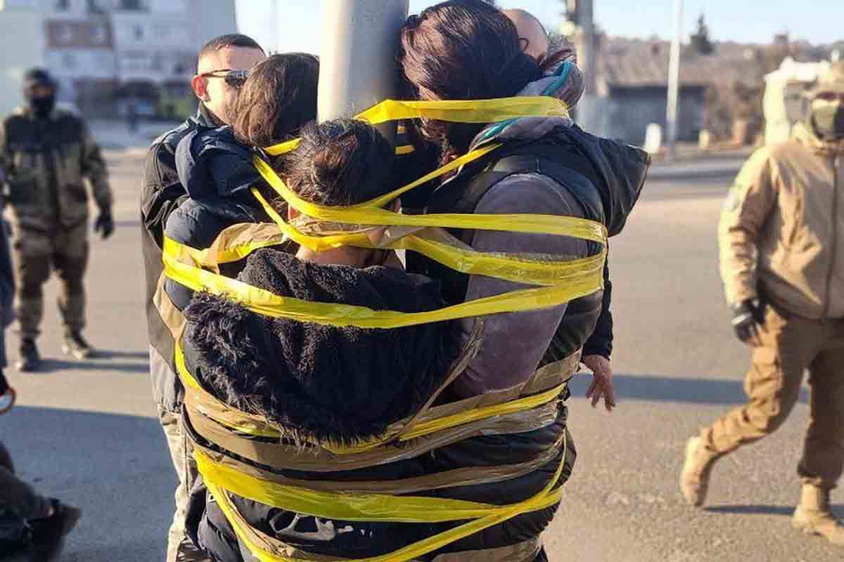 Civiles atados a farolas en Ucrania / Imagen: Al Descubierto