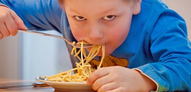 Niño que ingiere alimentos / Foto: Pixabay