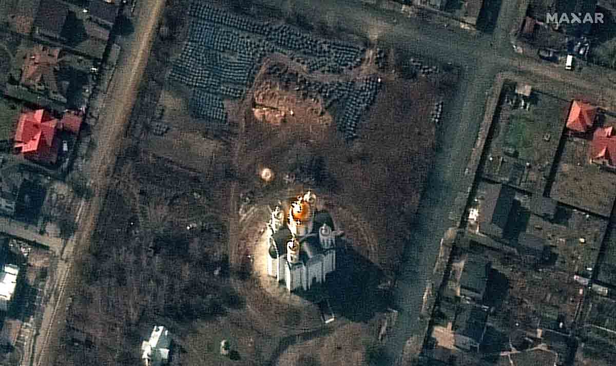 Fosa común en la ciudad ucraniana cerca de la Iglesia de San Andrés y Pyervozvannoho de todos los Santos, en la ciudad de Bucha / Foto: Maxar Technologies Fosa común en la ciudad ucraniana cerca de la Iglesia de San Andrés y Pyervozvannoho de todos los Santos, en la ciudad de Bucha / Foto: Maxar Technologies