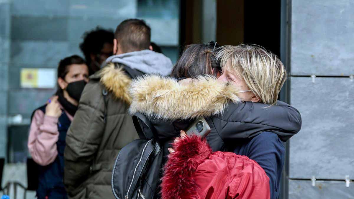 Dos mujeres ucranianas se abrazan a su llegada al Centro de Recepción, Atención y Derivación de acogida de desplazados de Ucrania / Foto: EP