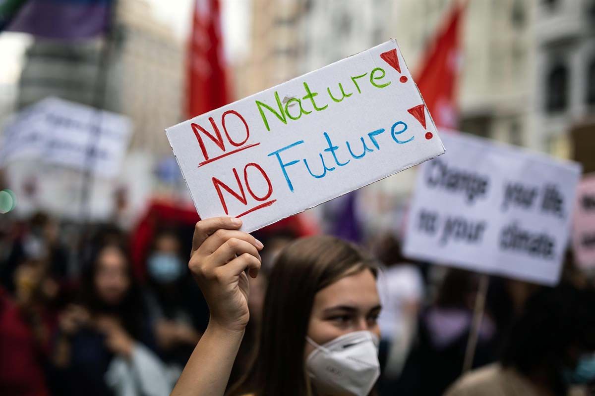 Una mujer con un cartel en el que se lee 'No nature, no future', participa una manifestación por la ‘Huelga global por el clima’, en la Plaza de Callao, a 24 de septiembre de 2021, en Madrid (España). Cambio climático/ Foto: EP