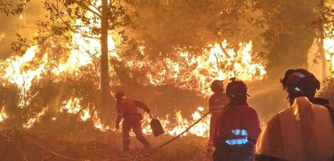 Equipos de extinción combaten las llamas en uno de los numerosos siniestros registrados en Galicia / Foto: EP