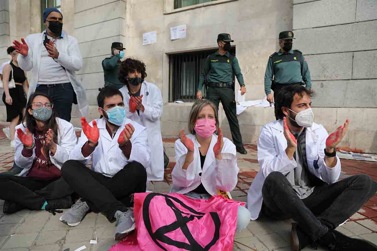 Científicas y científicos de 'Scientist Rebellion' en acción de protesta contra la manipulación del informe IPCC / Foto: EP