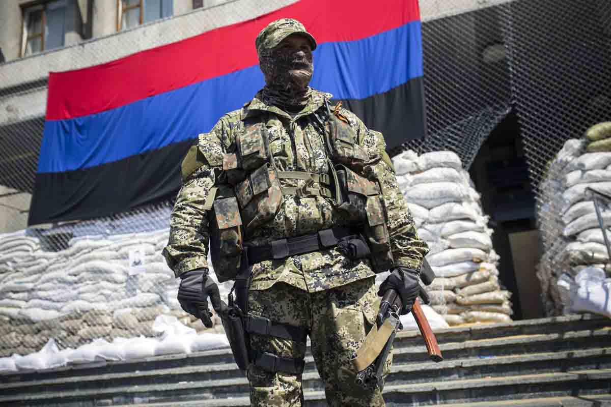 Supuestos mercenarios rusos custodiando el ayuntamiento de Sloviansk, en Ucrania, en abril de 2014. Grupo Wagner / Foto: EP