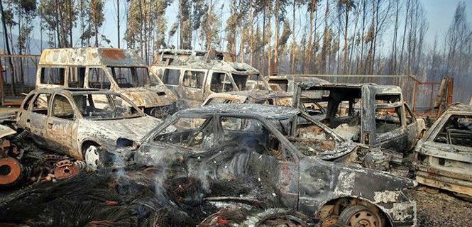 Vehículos calcinados por los siniestros de 2018 en el país vecino / Foto: Pedro Nunes - Reuters