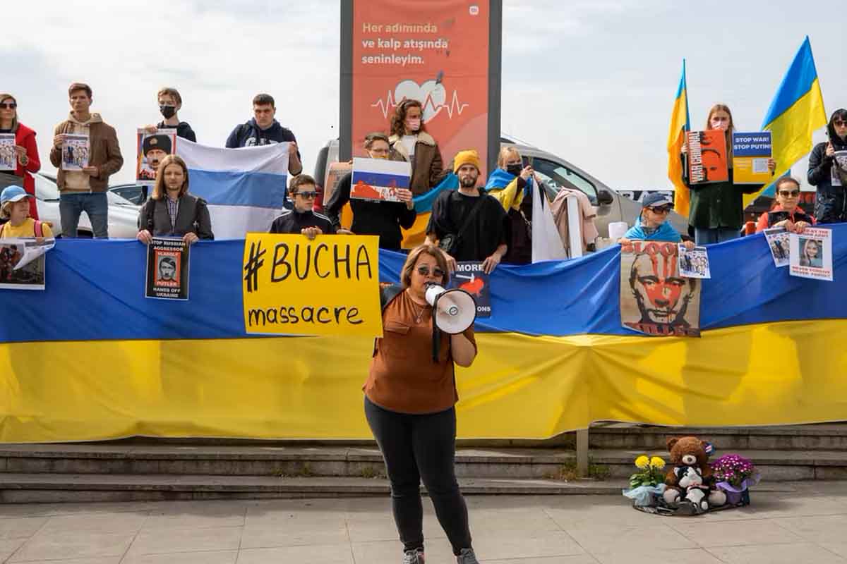 Manifestación de condena de la masacre en Bucha ante el consulado ruso en Estambul, Turquía, el 4 de abril de 2022 / Foto: The Conversation