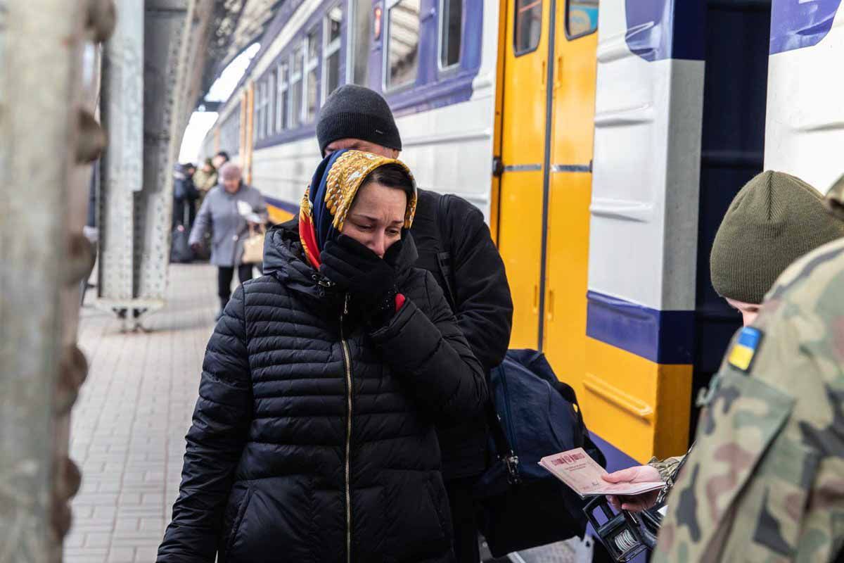 Una mujer llora mientras los soldados de Ucrania comprueban su pasaporte antes de subir al tren hacia Polonia / Foto: EP