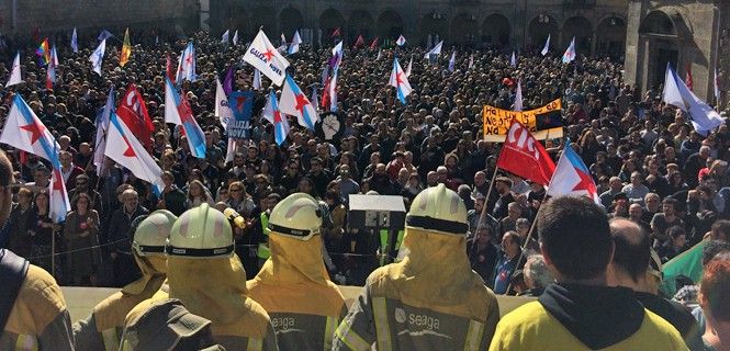 Los manifestantes han guardado un minuto de silencio por las cuatro víctimas / EP