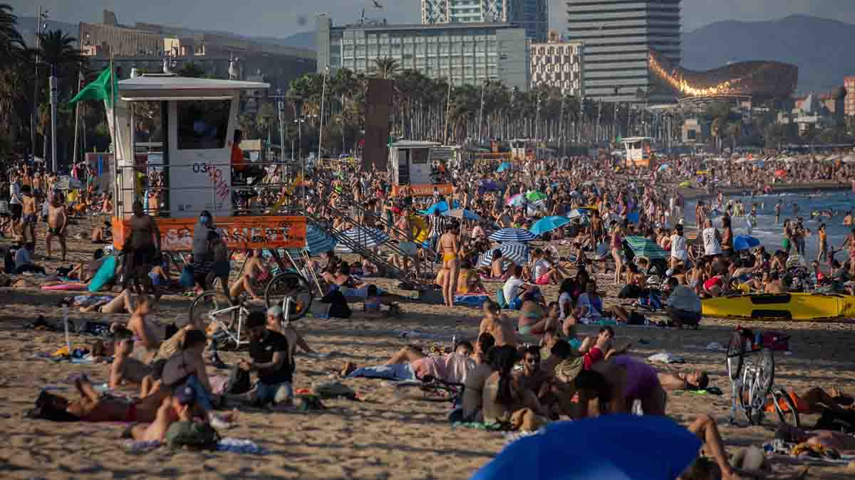 Barcelona prohibirá fumar en las playas. La playa de la Barceloneta en 2021 / Foto: EP