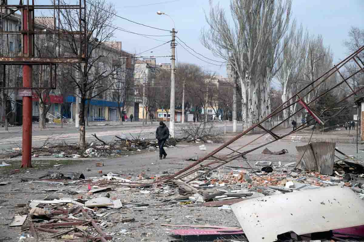 Un hombre en la ciudad de Mariúpol, en el sureste de Ucrania, en el marco de la ofensiva militar de Rusia / Foto: EP