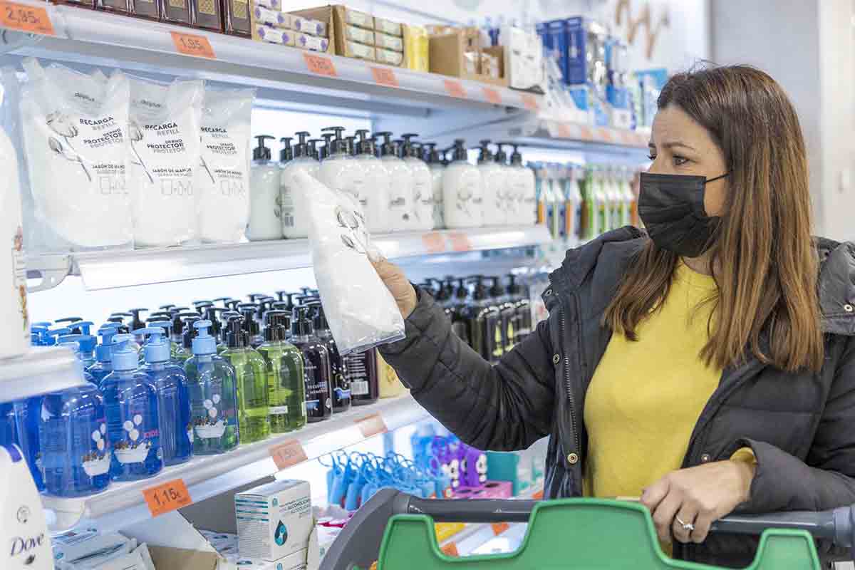 Lineal con recambios de productos de perfumería  / Foto: EP