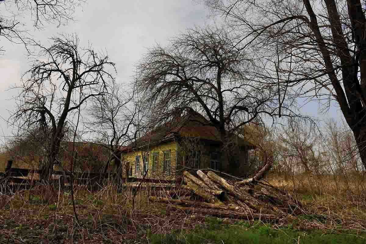 Las viviendas abandonadas desde el accidente quedaron ancladas en aquel fatídico día: 26 de abril de 1986 / Foto: Alfons Rodríguez