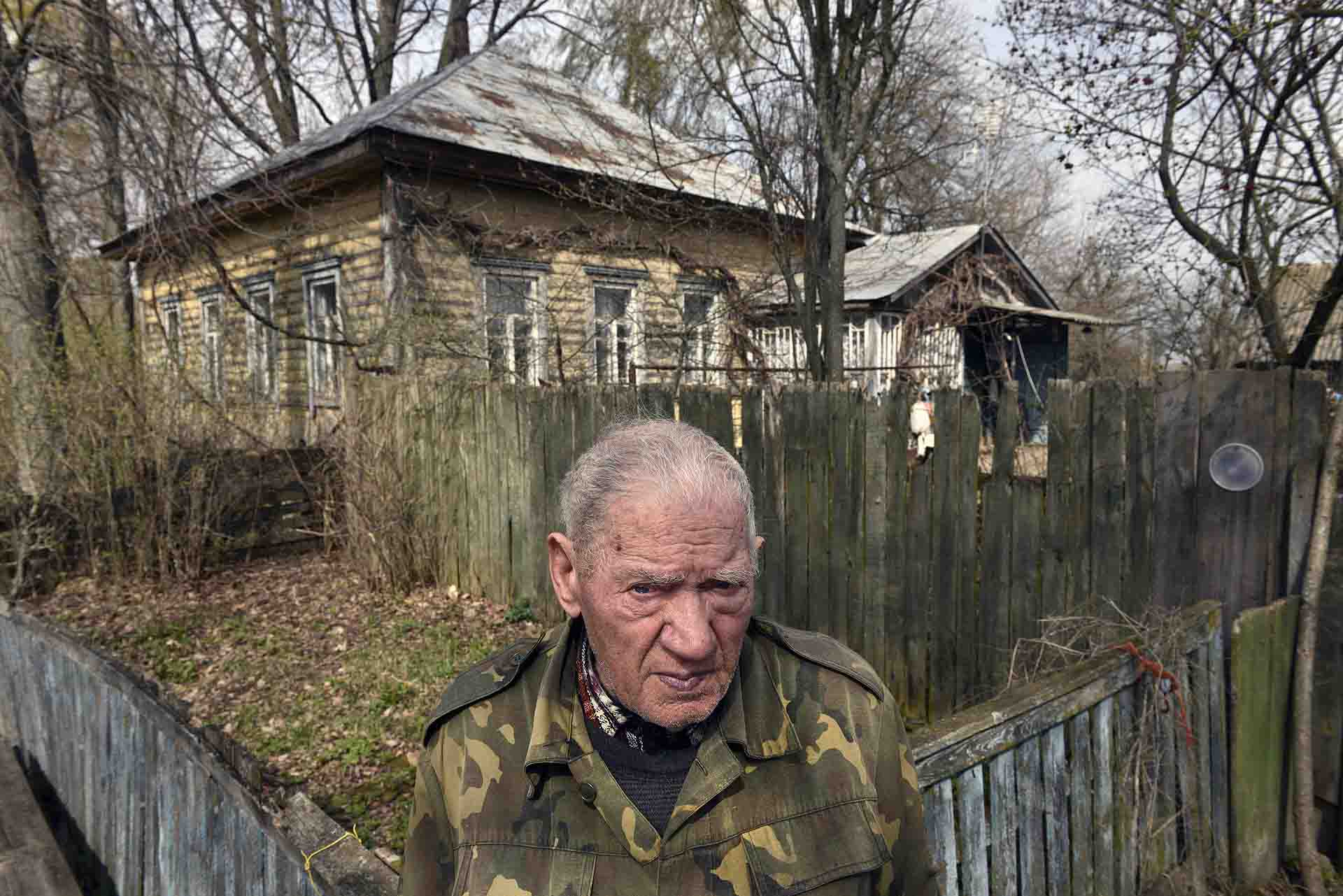 Iván Titok de 82 años, vecino de Strelichevo junto a su casa. A pesar de las recomendaciones nunca abandonó su hogar. No tenía a donde ir. Tanto él como sus nietos tienen en la actualidad serios problemas de tiroides / Foto: Alfons Rodríguez