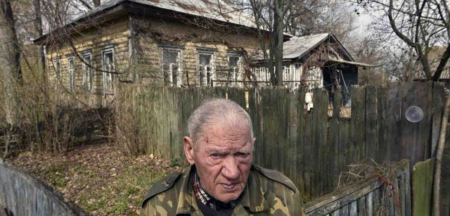 Iván Titok de 82 años, vecino de Strelichevo junto a su casa. A pesar de las recomendaciones nunca abandonó su hogar. No tenía a donde ir. Tanto él como sus nietos tienen en la actualidad serios problemas de tiroides / Foto: Alfons Rodríguez