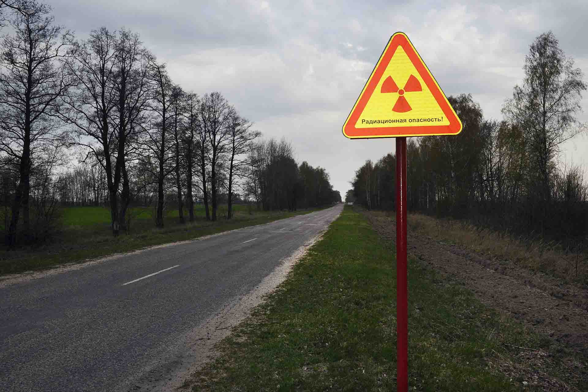 Todas las carreteras que conducen al sur de Bielorrusia avisan del peligro en la región y sobre todo permanecer un tiempo prolongado / Foto: Alfons Rodríguez