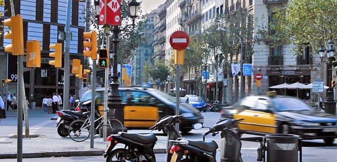 Tráfico rodado en el centro de Barcelona. Unas de las ciudades unidas en contra del cambio climático / Foto: Homestage