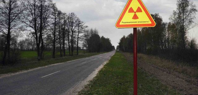 Todas las carreteras que conducen al sur de Bielorrusia avisan del peligro en la región y sobre todo permanecer un tiempo prolongado / Foto: Alfons Rodríguez