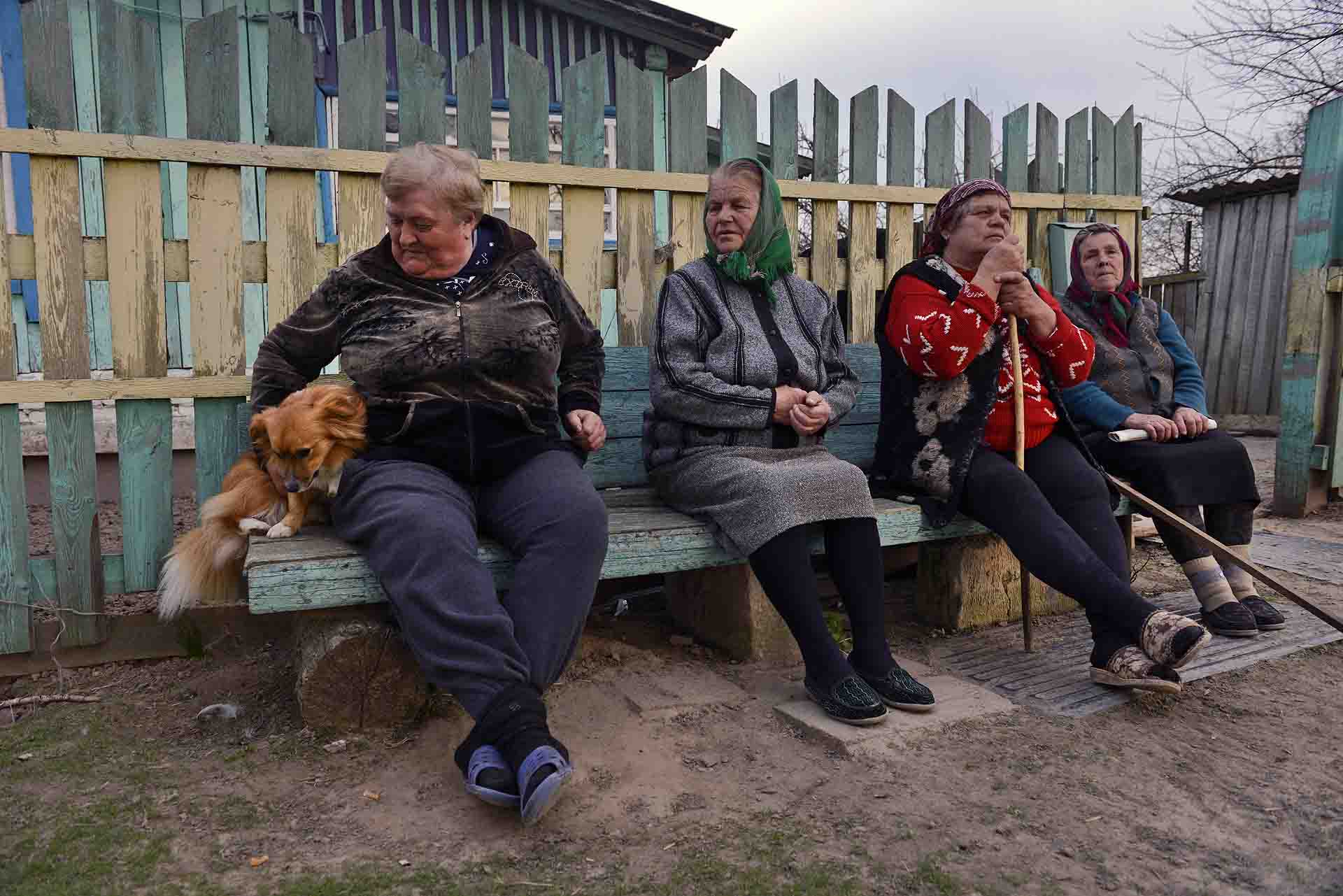 Cuatro vecinas de Stralichava pasan la tarde junto a sus viviendas. La aldea perdió gran parte de sus habitantes. Los que se quedaron suelen sufrir las consecuencias: tiroides, tumores, problemas neuronales y otras secuelas / Foto: Alfons Rodríguez