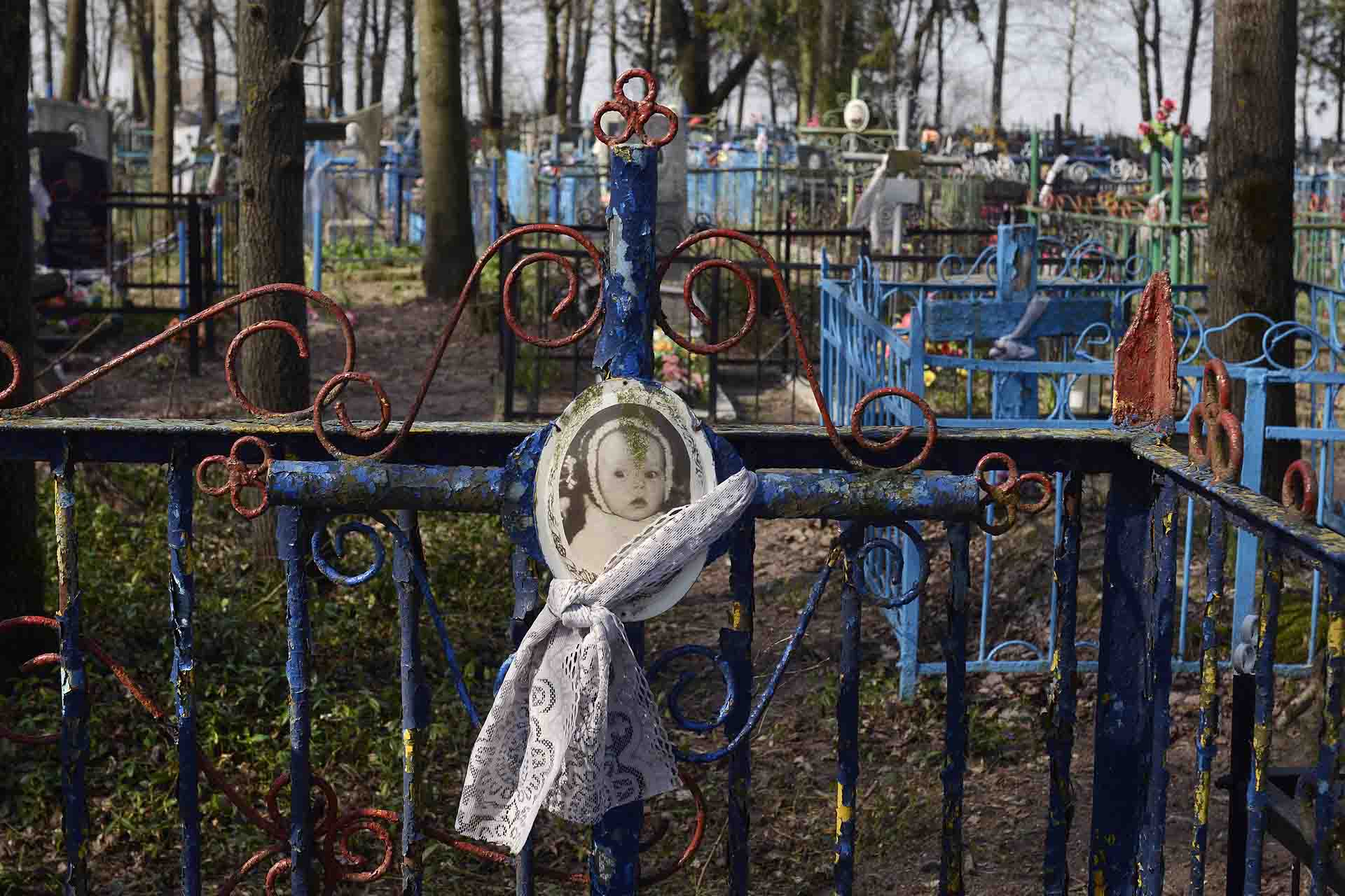 Cementerio de Gubarevichi, un pueblo fronterizo con la zona de exclusión. Aquí yacen algunas de las víctimas de la catástrofe / Foto: Alfons Rodríguez