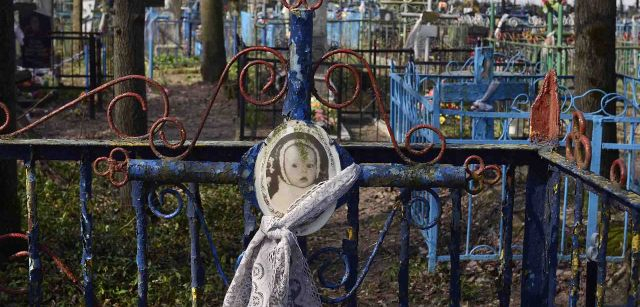 Cementerio de Gubarevichi, un pueblo fronterizo con la zona de exclusión. Aquí yacen algunas de las víctimas de la catástrofe / Foto: Alfons Rodríguez
