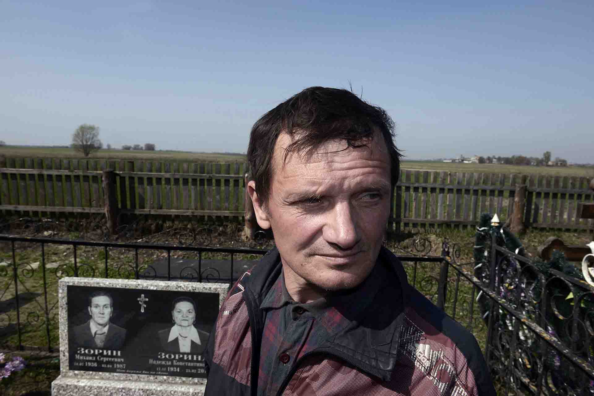 Sergey Zovin es enterrador en el cementerio de Gubarevichi. Su padre trabajó como liquidador en Chernóbil. Murió a los dos meses / Foto: Alfons Rodríguez