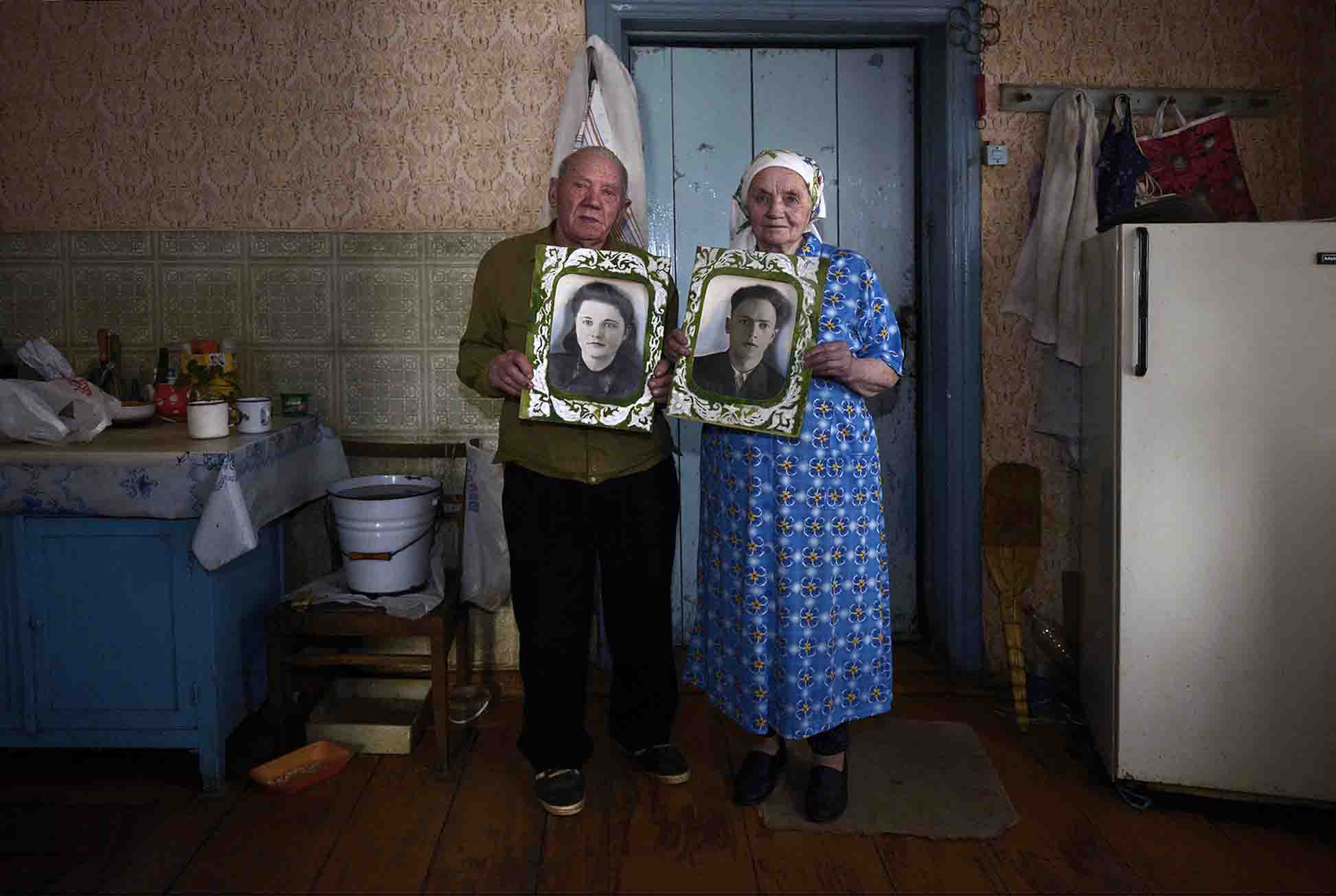Iván y Vera Shilets viven en Krasniahia a 40 kilómetros de Chernóbil, permanecieron en su hogar tras el accidente. Iván trabajaba en una granja estatal / Foto: Alfons Rodríguez