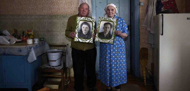 Iván y Vera Shilets viven en Krasniahia a 40 kilómetros de Chernóbil, permanecieron en su hogar tras el accidente. Iván trabajaba en una granja estatal / Foto: Alfons Rodríguez