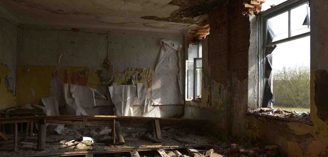 Un aula en la escuela abandonada cercana a Buda Koshelenko. Zona afectada por la radiación del accidente de Chernobil.  Esta escuela fue abandonada años después / Foto: Alfons Rodríguez