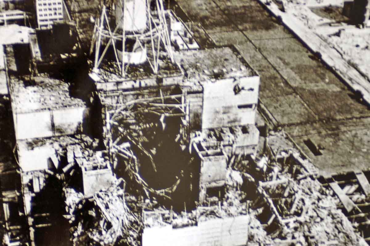 Vista desde un helicóptero de la central nuclear de Chernóbil varios meses después de la explosión del reactor cuatro  / Foto: Wikimedia - OIEA