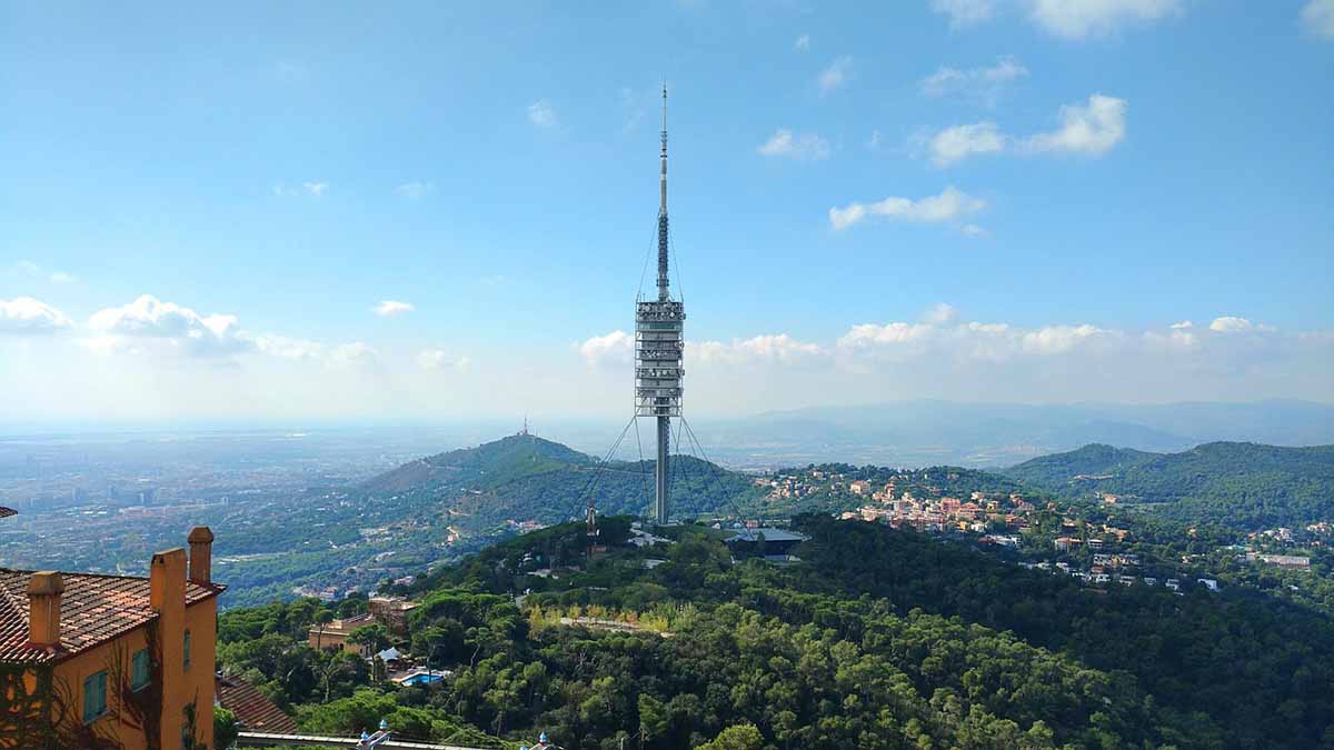 Torre telecomunicaciones de Collserola en el Parque Natural de la Sierra de Collserola en Barcelona / Foto: Pixabay