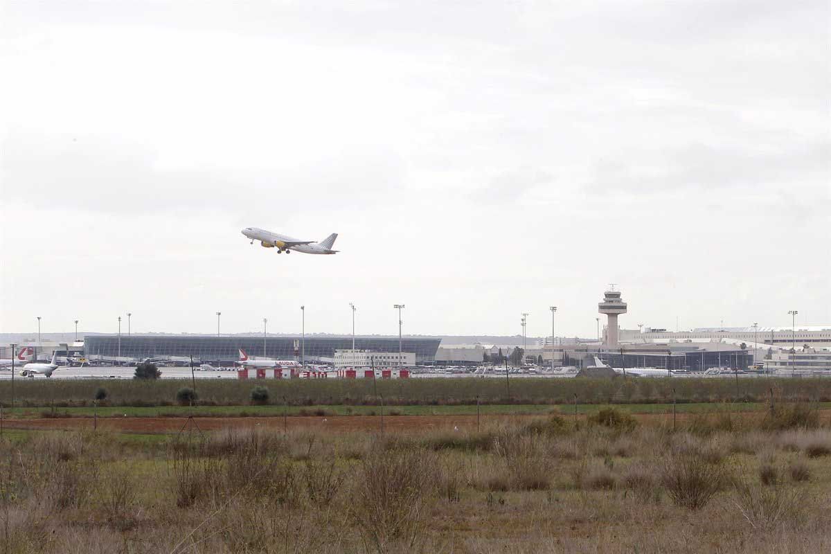 Un avión despega en el aeropuerto de Palma. Reclaman a Aena respetar el pulmón verde de Son Bonet / Foto: EP