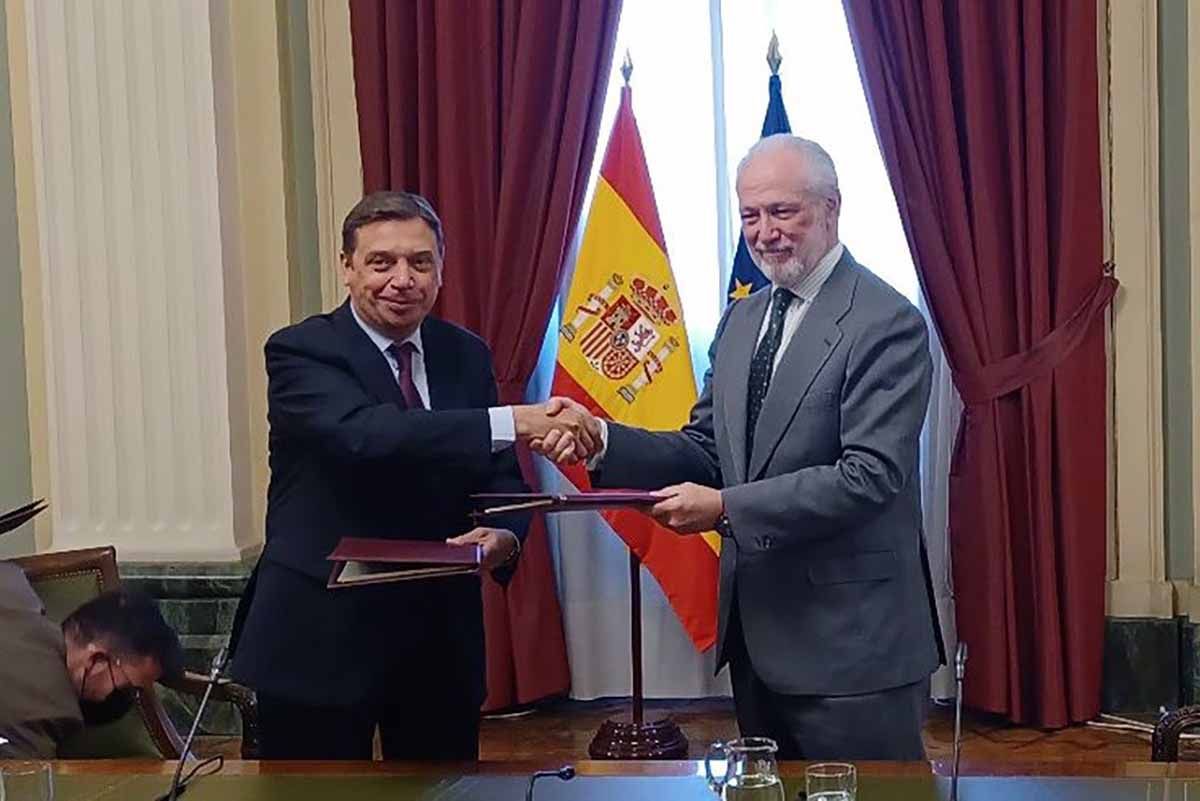 El ministro de Agricultura, Pesca y Alimentación, Luis Planas, firma un convenio de colaboración con la Fundación Artemisan / Foto: EP