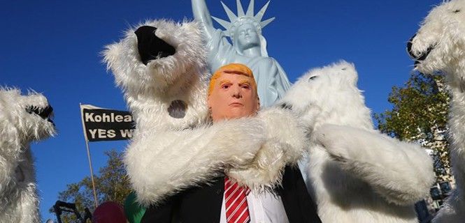 Un hombre imita a Trump en una protesta en Bonn, Alemania / Foto: Wolfgang Rattay - Reuters