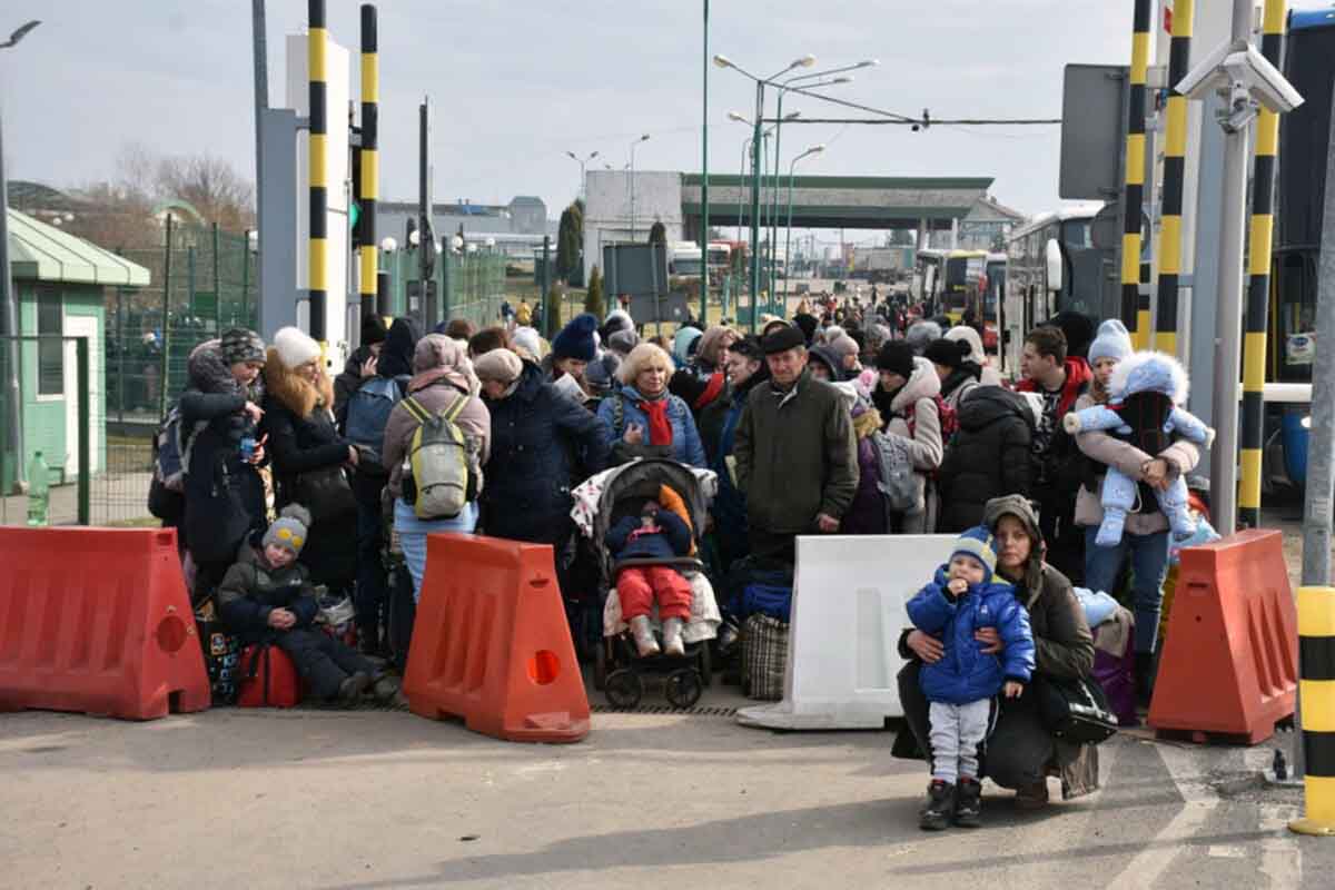 Personas refugiadas entrando en Polonia desde Ucrania en el puesto fronterizo de Medyka, Polonia / Foto: ACNUR
